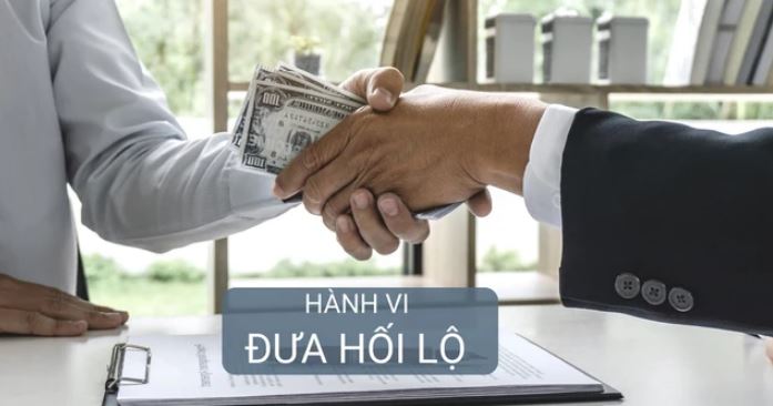 Sau lưng người chồng/vợ...