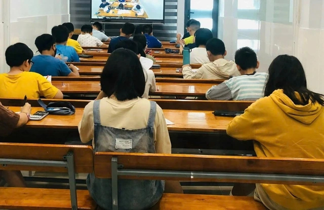 Từ chuyện một Hiệu phó bị kỷ luật vì dạy thêm