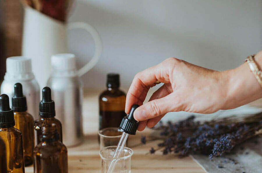 Chiết tinh dầu từ can lớn sang chai nhỏ rồi dán nhãn hiệu riêng để bán, hộ kinh doanh tính thuế ra sao?