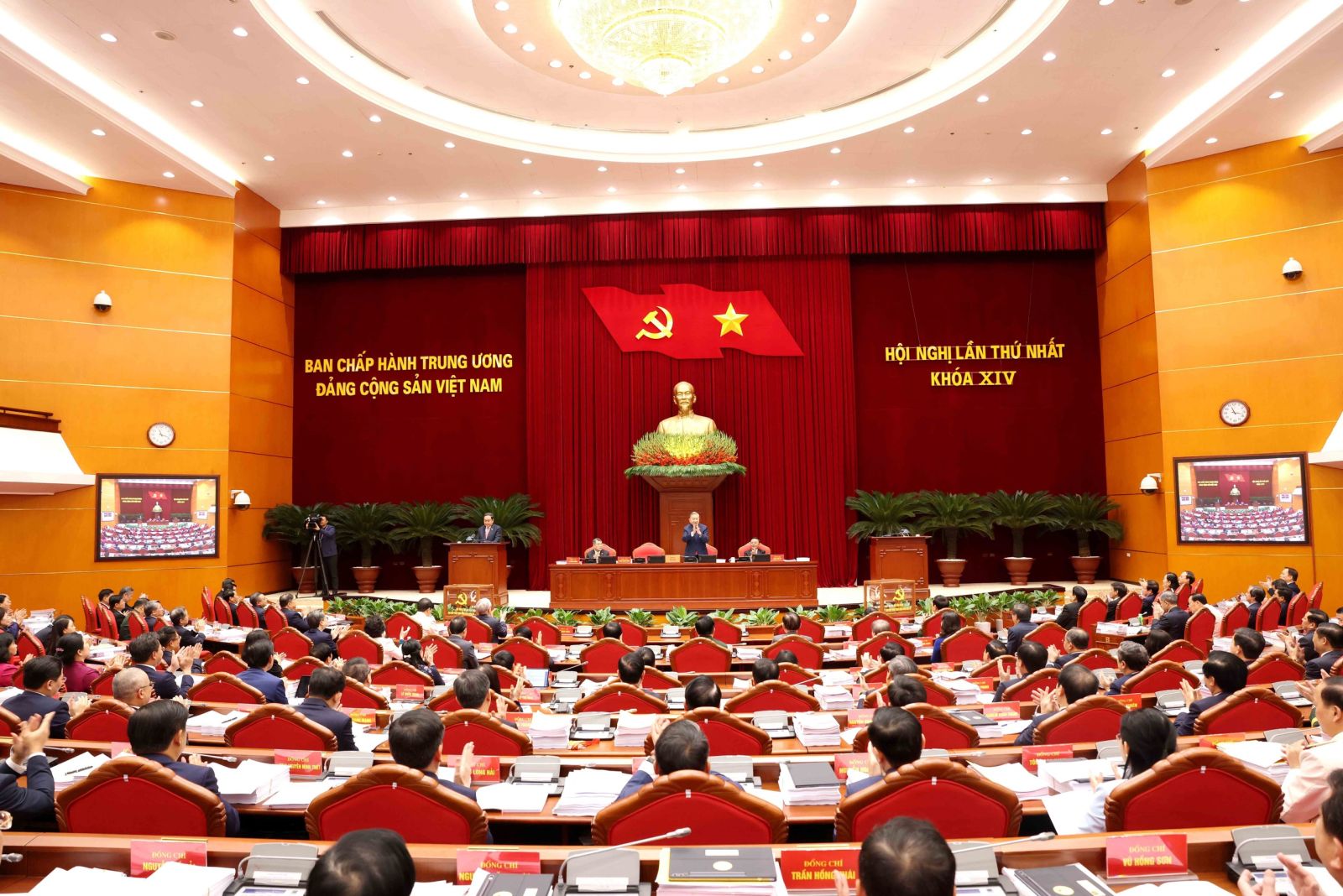 Ban Chấp hành Trung ương Đảng khóa XIV tiến hành Hội nghị lần thứ nhất