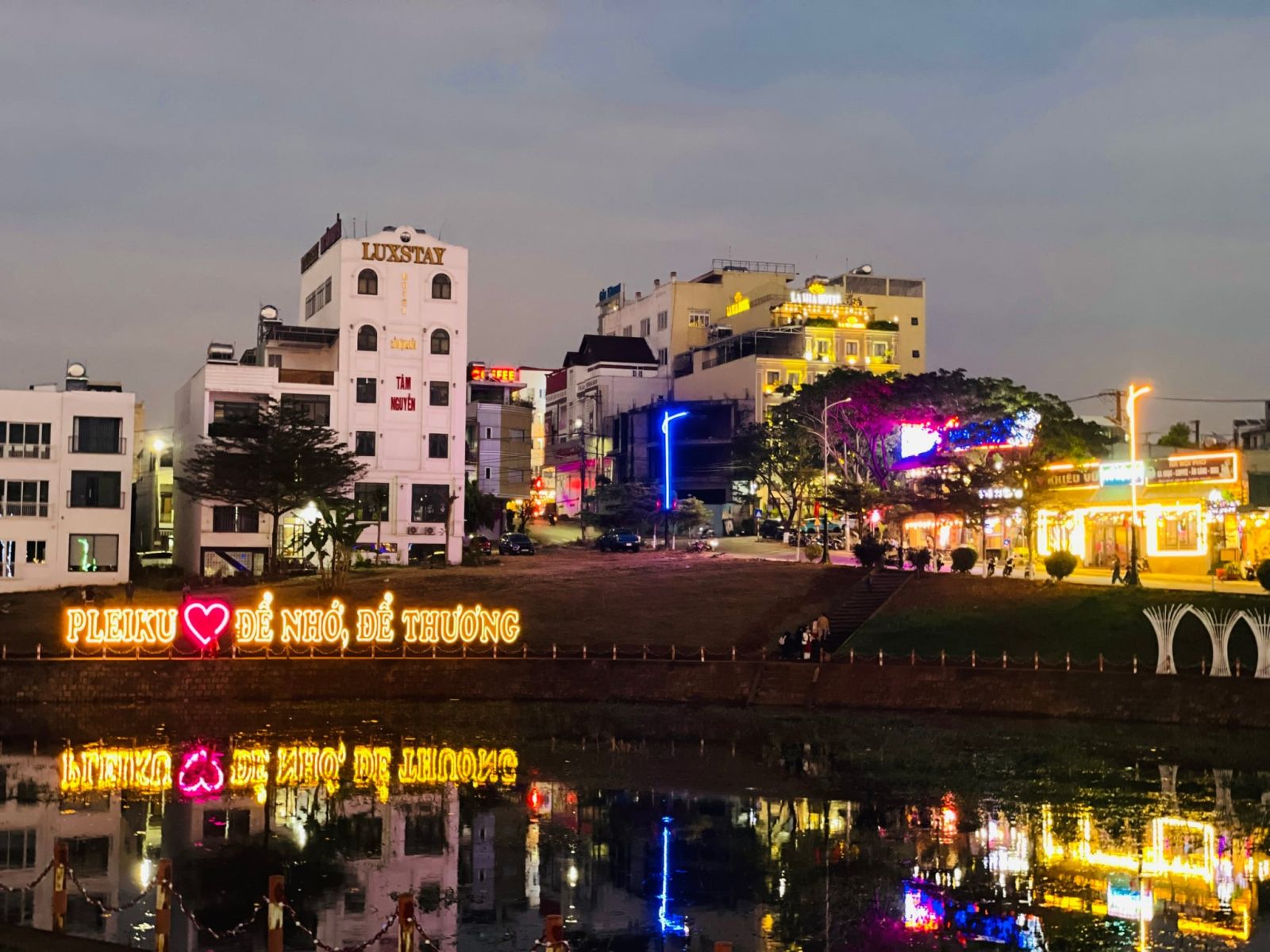 Phố đêm chợ nhỏ Pleiku