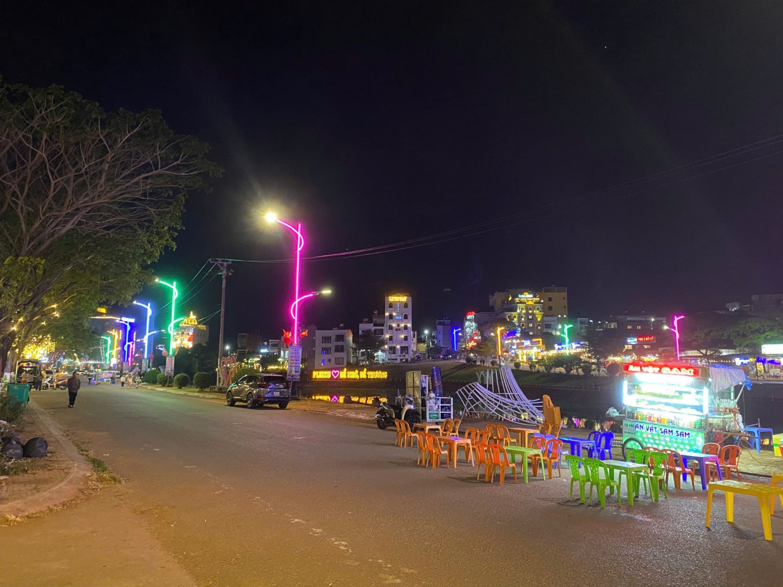 Phố đêm chợ nhỏ Pleiku