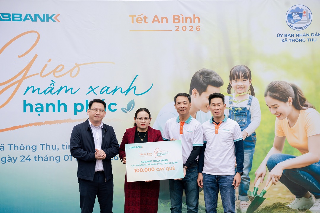 ABBANK trao tặng 100.000 cây quế cho người dân xã Thông Thụ, tỉnh Nghệ An