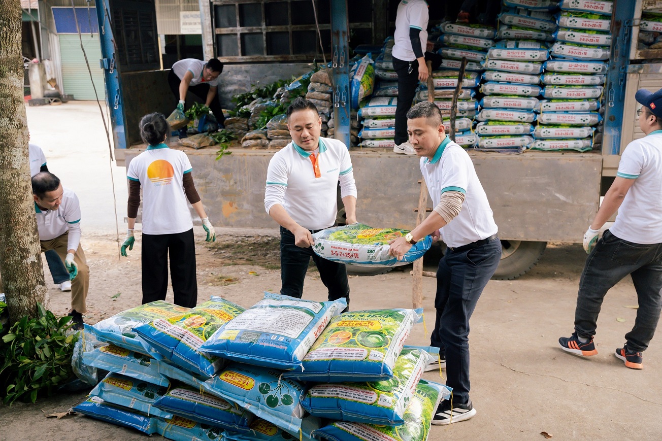 ABBANK trao tặng 100.000 cây quế cho người dân xã Thông Thụ, tỉnh Nghệ An