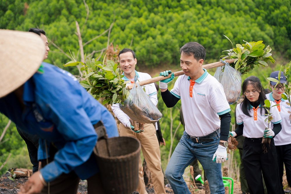 ABBANK trao tặng 100.000 cây quế cho người dân xã Thông Thụ, tỉnh Nghệ An
