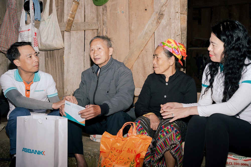 ABBANK trao tặng 100.000 cây quế cho người dân xã Thông Thụ, tỉnh Nghệ An