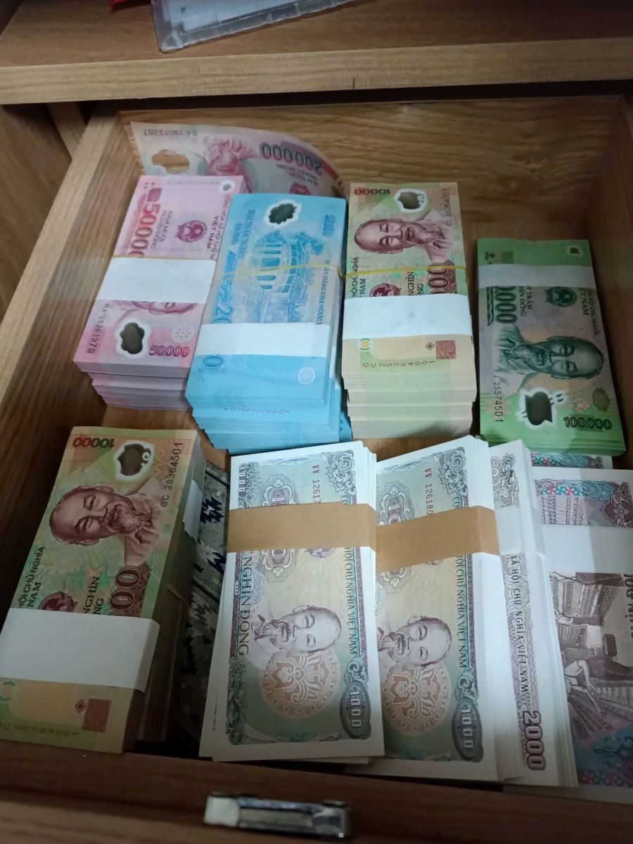 Cận Tết, đổi tiền mới lì xì: Coi chừng ‘tiền mất, tật mang’