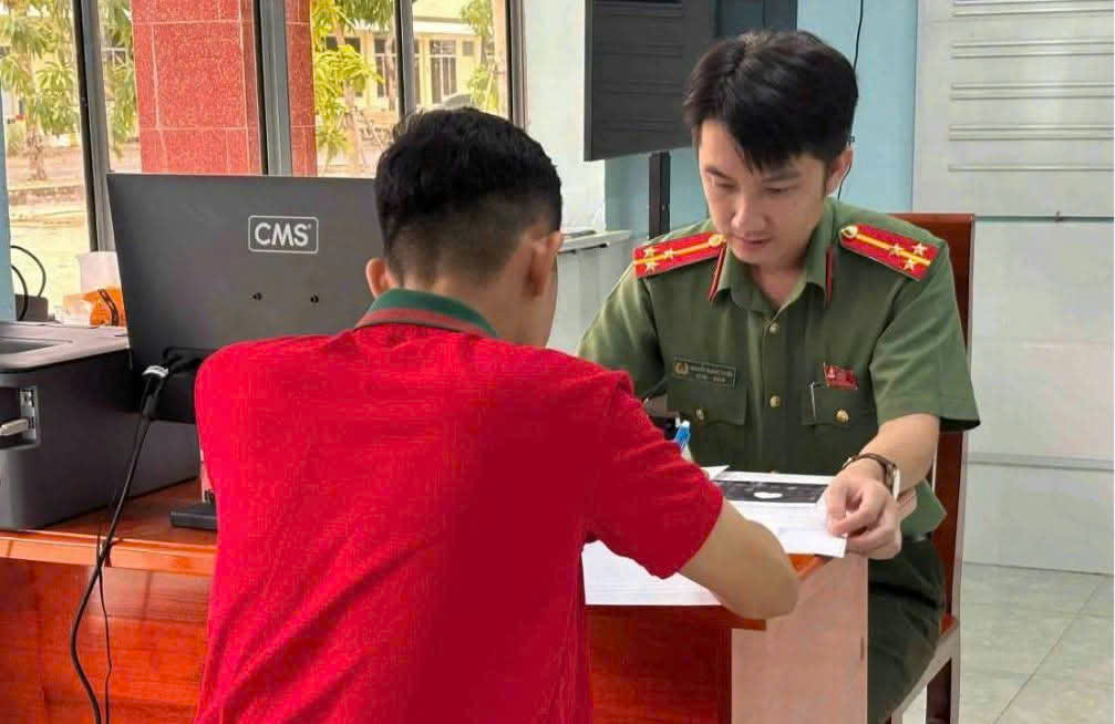 Cận Tết, đổi tiền mới lì xì: Coi chừng ‘tiền mất, tật mang’