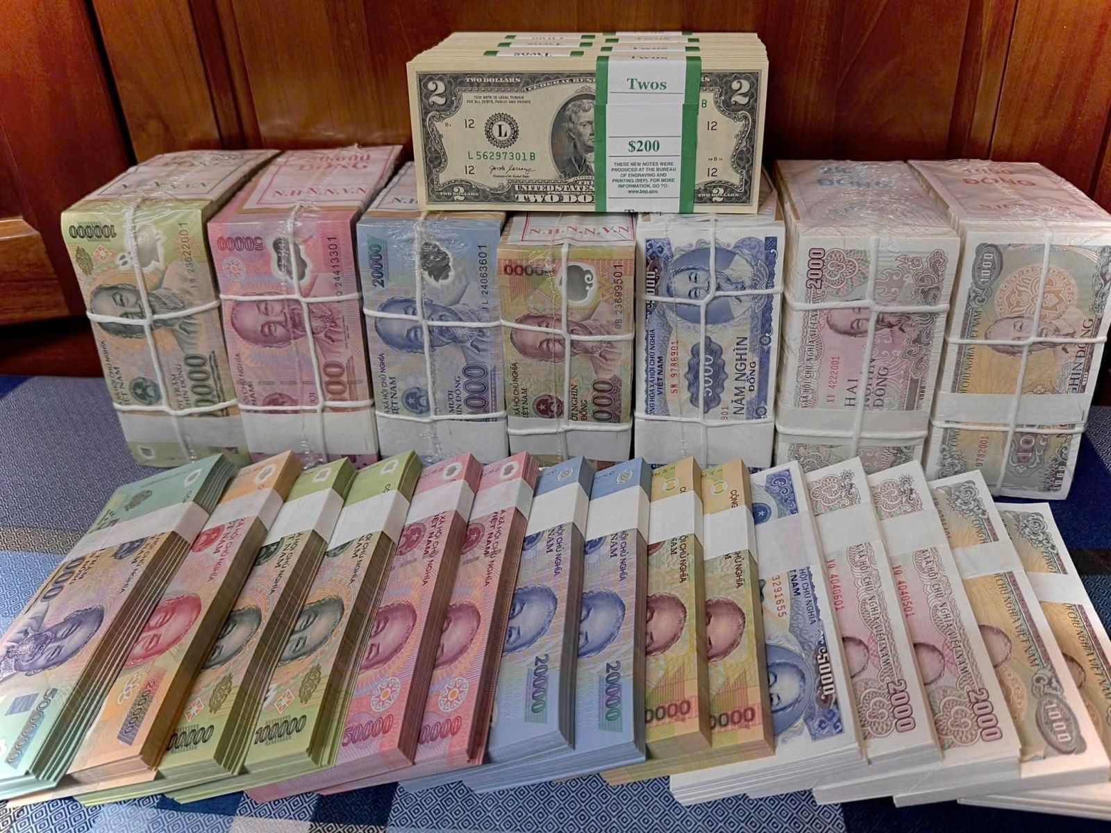 Cận Tết, đổi tiền mới lì xì: Coi chừng ‘tiền mất, tật mang’