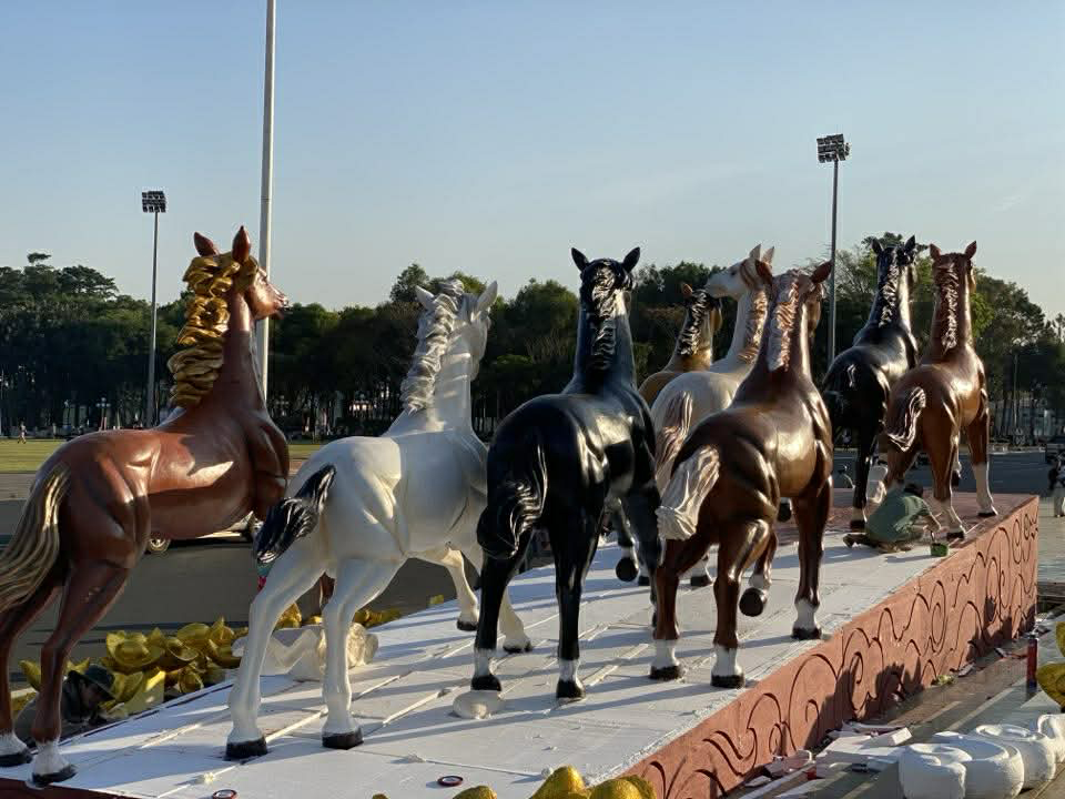 Năm ngựa tản mạn ngựa