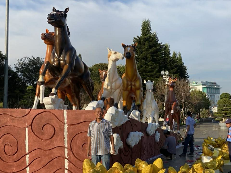Năm ngựa tản mạn ngựa