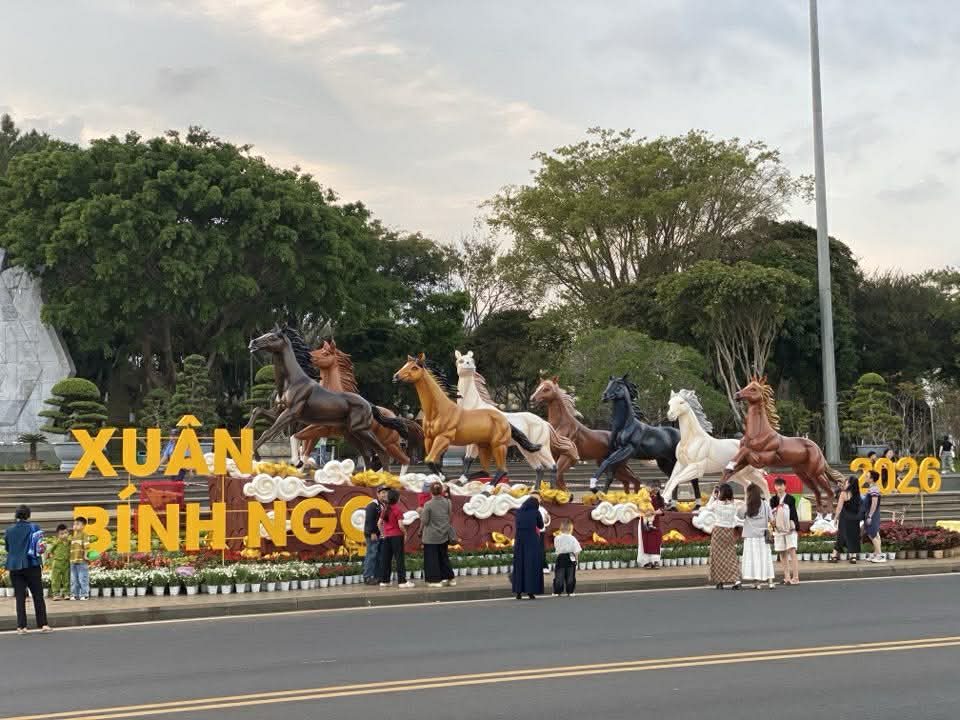 Năm ngựa tản mạn ngựa