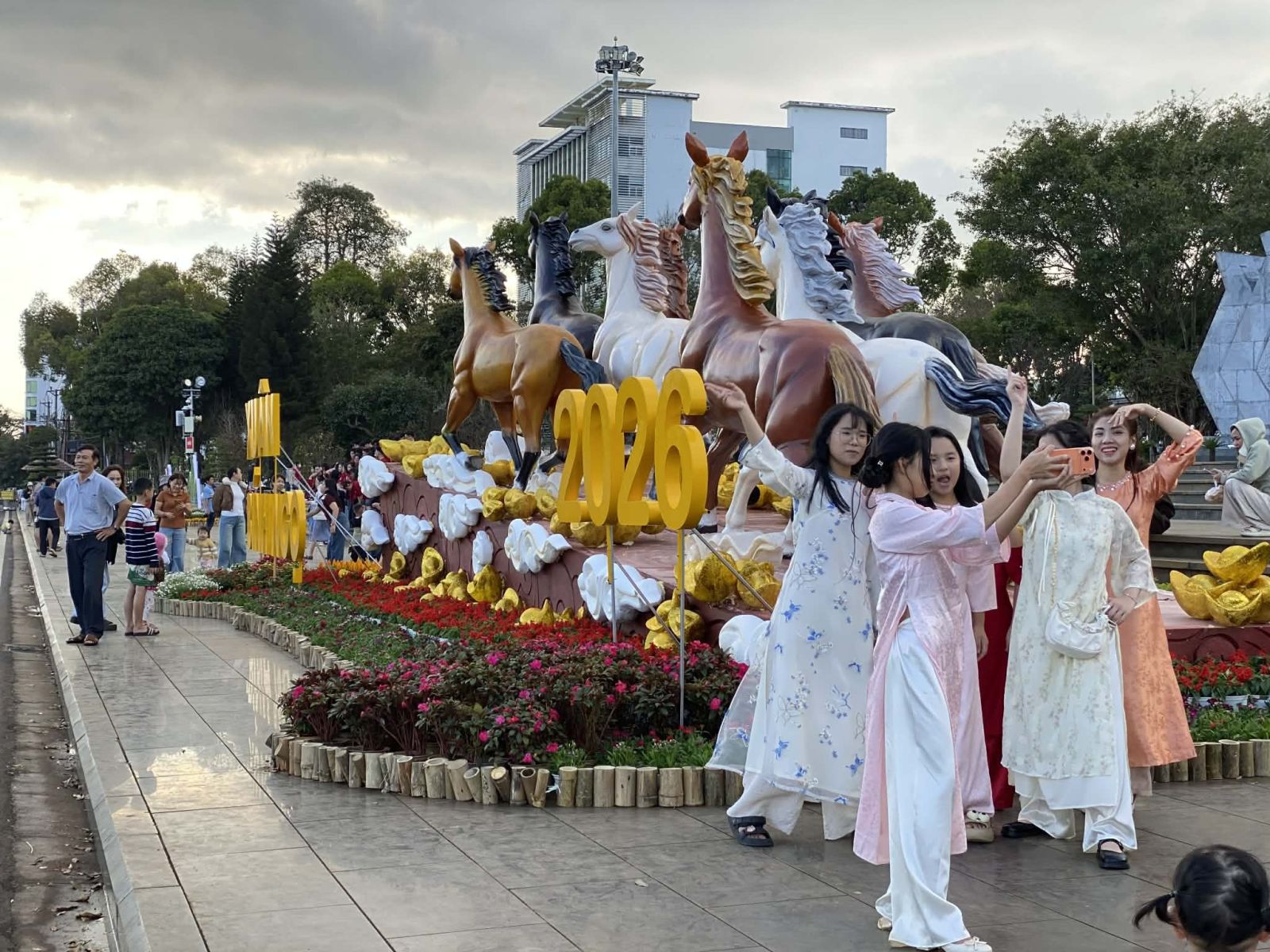 Năm ngựa tản mạn ngựa