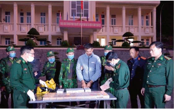 Lặng thầm bước chân giữa mùa xuân