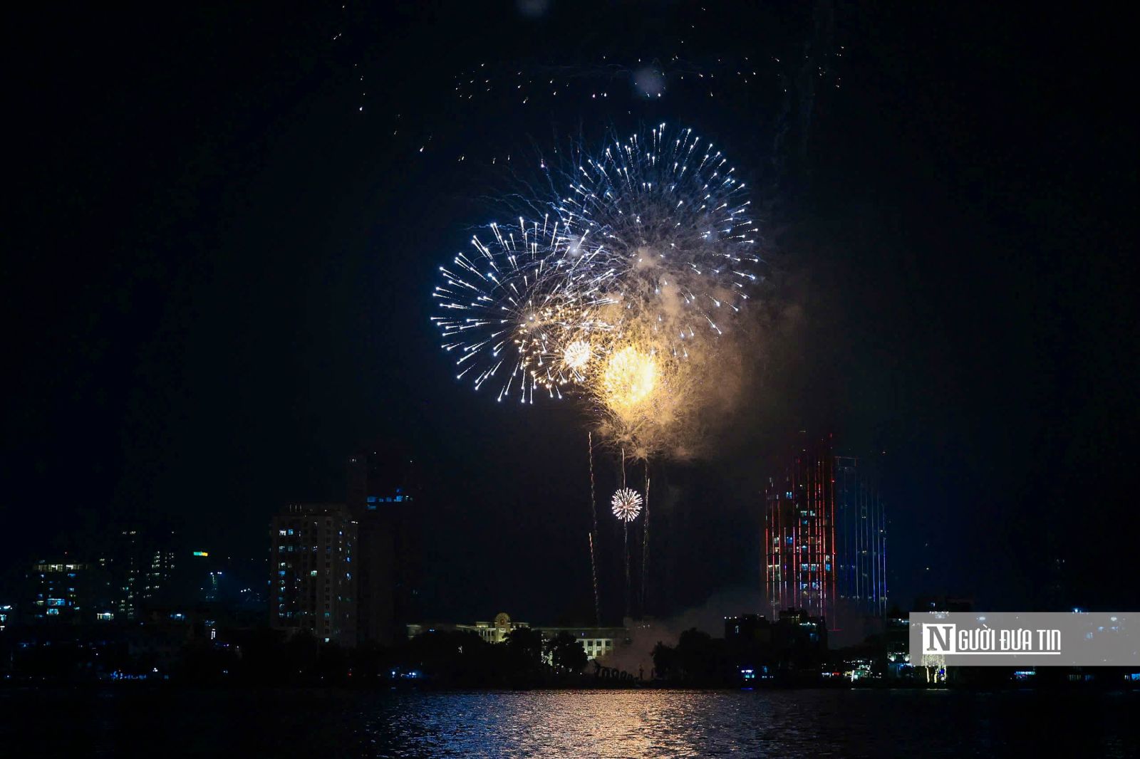 Mãn nhãn màn pháo hoa chào đón năm Bính Ngọ 2026