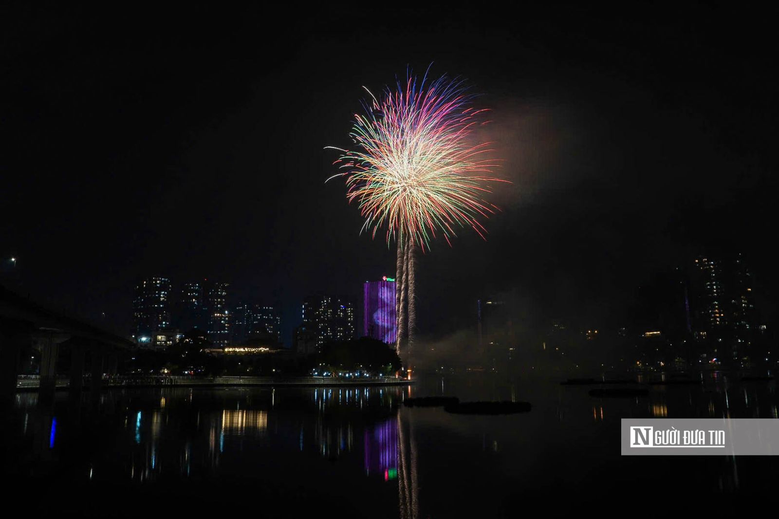 Mãn nhãn màn pháo hoa chào đón năm Bính Ngọ 2026