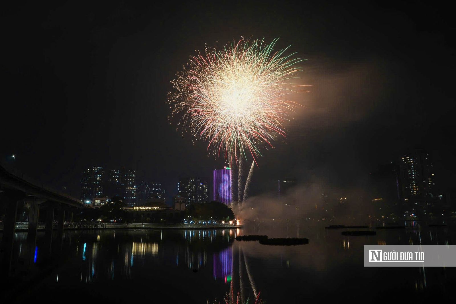 Mãn nhãn màn pháo hoa chào đón năm Bính Ngọ 2026