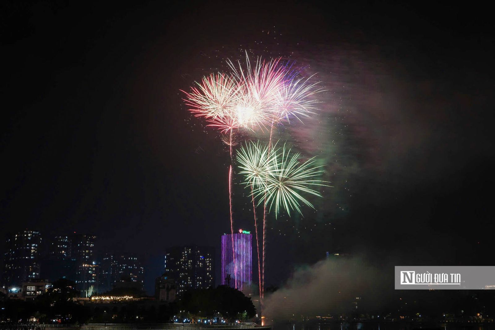 Mãn nhãn màn pháo hoa chào đón năm Bính Ngọ 2026