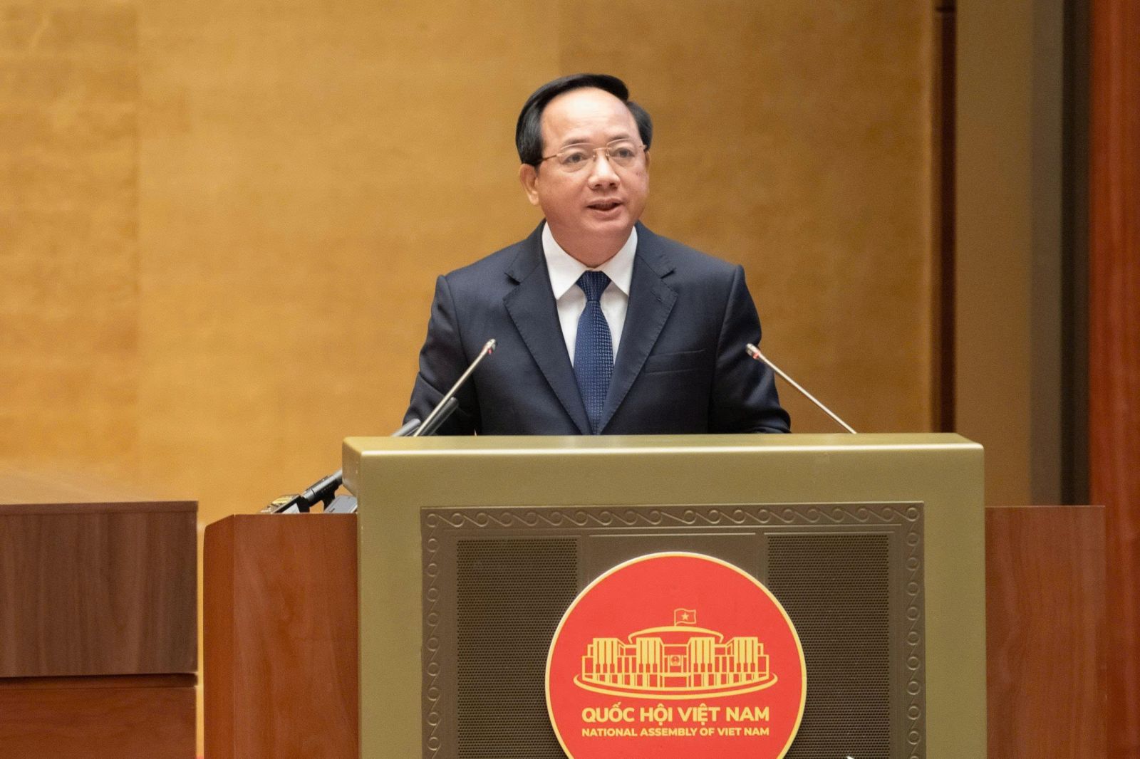 Kiên quyết khắc phục việc chú trọng kinh tế mà coi nhẹ văn hoá