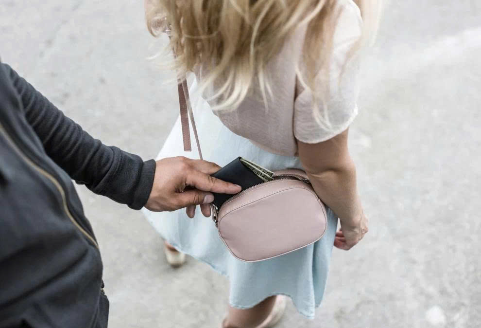 Cảnh báo nạn móc túi, trộm cắp gia tăng tại nơi đi lễ đầu năm