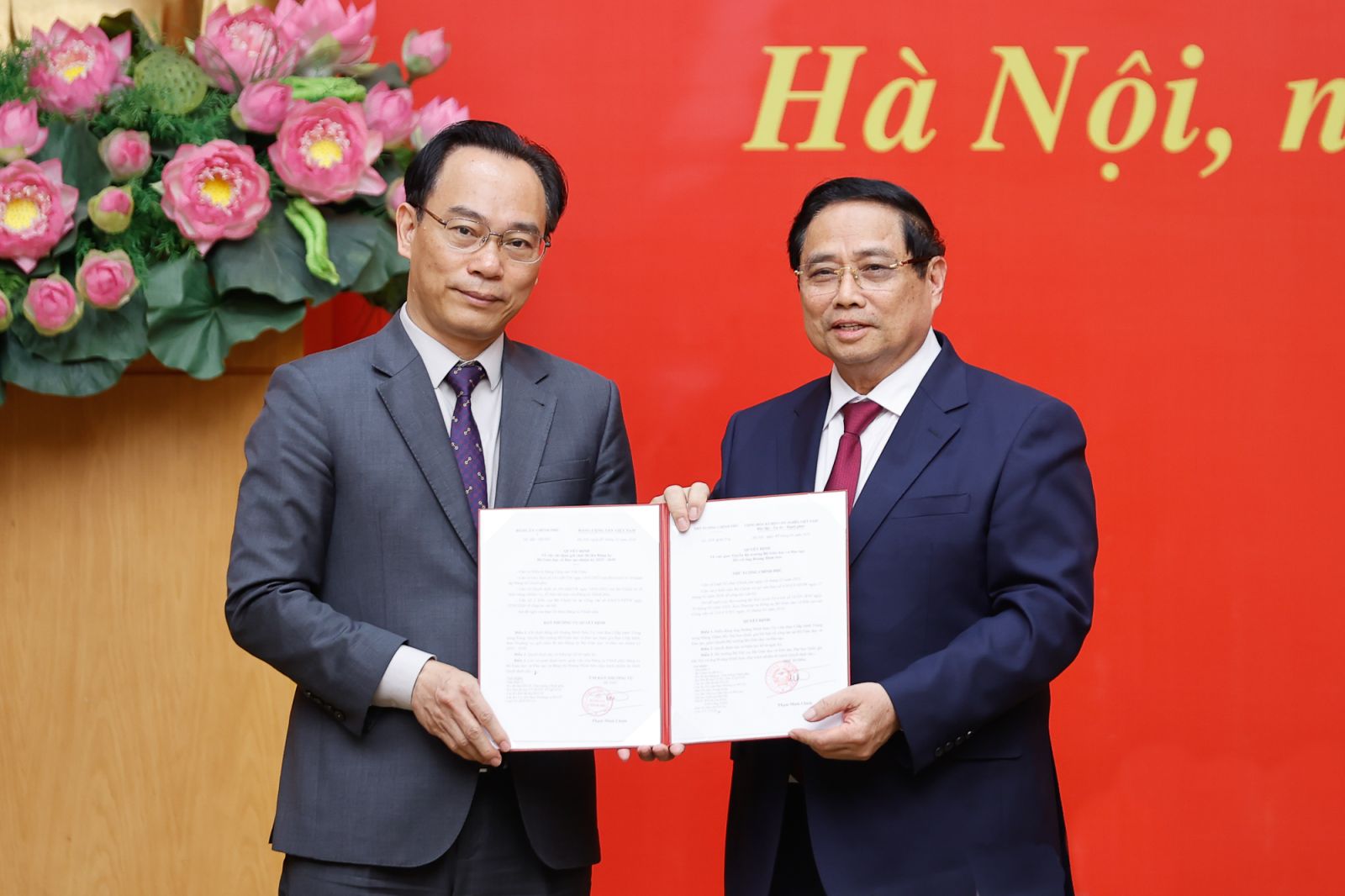 Công bố quyết định của Bộ Chính trị và Thủ tướng Chính phủ về công tác cán bộ