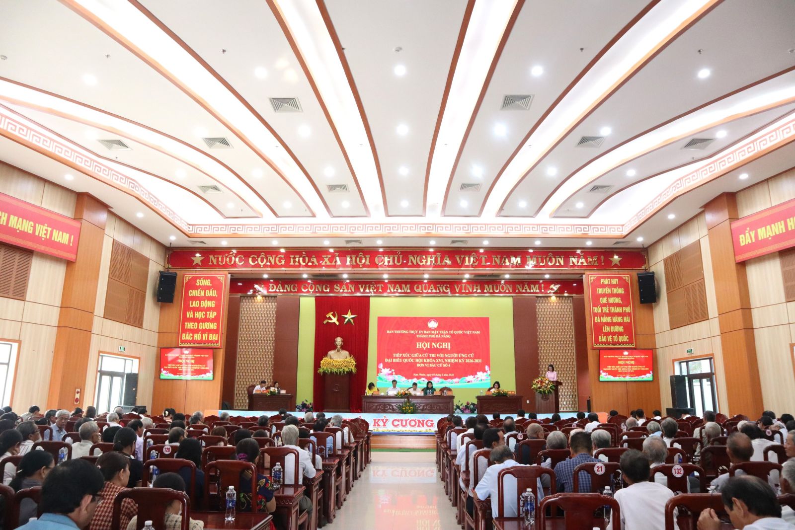 ‘Gần dân, hiểu dân, nỗ lực hết sức để bảo vệ quyền lợi chính đáng của nhân dân’