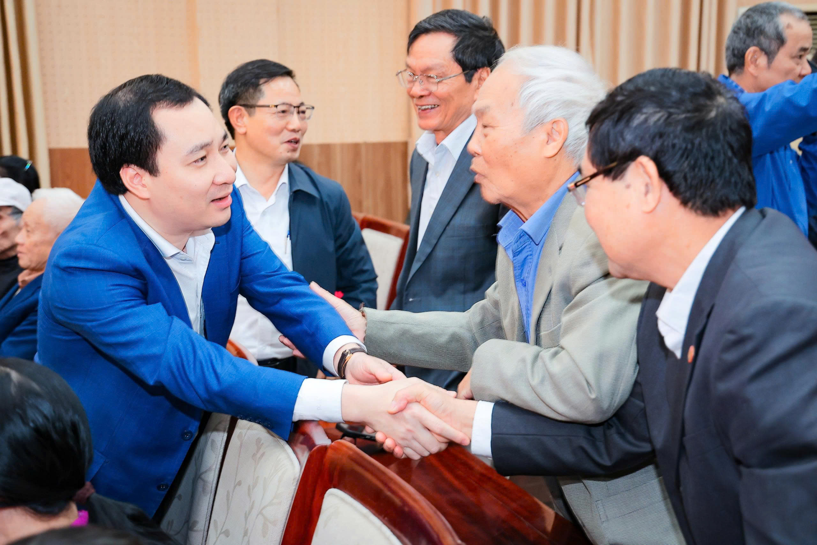 Người dân thấy ấm lòng tại buổi tiếp xúc cử tri của ứng cử viên Vũ Văn Tiến