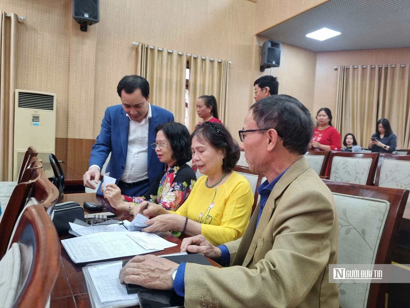 Người dân thấy ấm lòng tại buổi tiếp xúc cử tri của ứng cử viên Vũ Văn Tiến