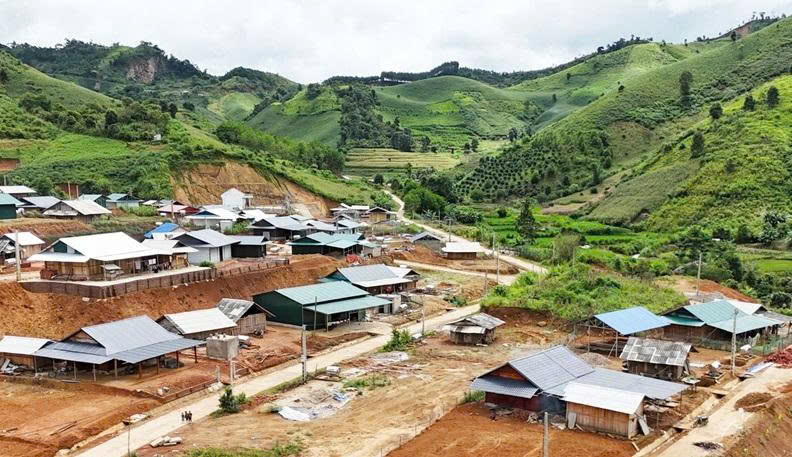 Nhà ở có nguy cơ sạt lở do thiên tai, người dân được hỗ trợ, tái định cư ra sao?