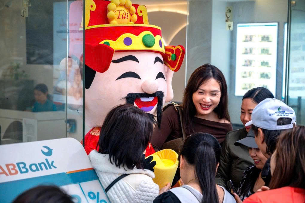 Ngày đầu tiên ABBank tung ‘mưa’ vàng 24K: Những chủ nhân đầu tiên đã lộ diện