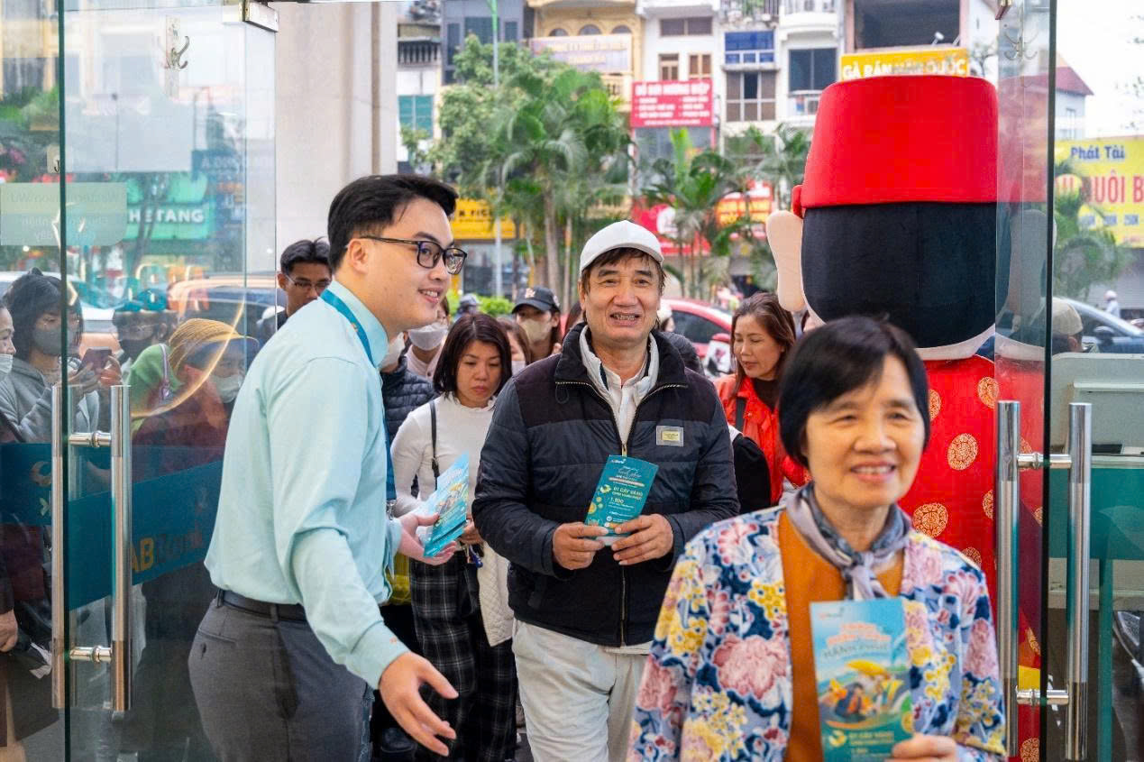 Ngày đầu tiên ABBank tung ‘mưa’ vàng 24K: Những chủ nhân đầu tiên đã lộ diện