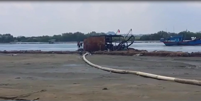 tau-hut-cat-tren-song-cua-lap