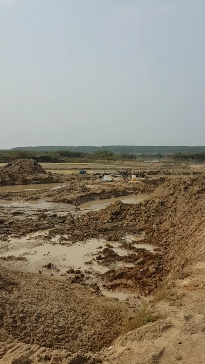 Lòng hồ Biển Lạc 'nham nhở' vì khai thác cát.