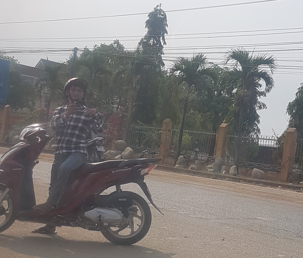 Đối tượng 'đeo bám' PV khi đi ghi nhận khai thác cát tại DT720.