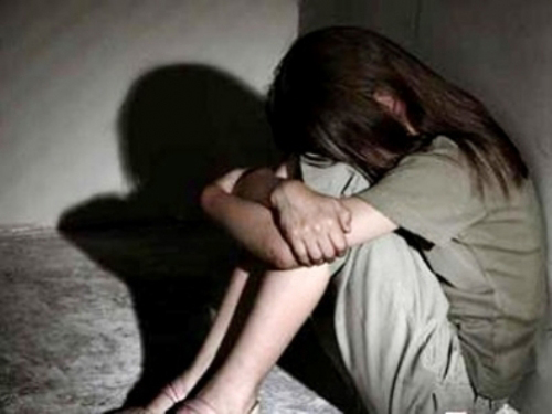 Bé gái dễ bị xâm hại tình dục - Ảnh minh họa