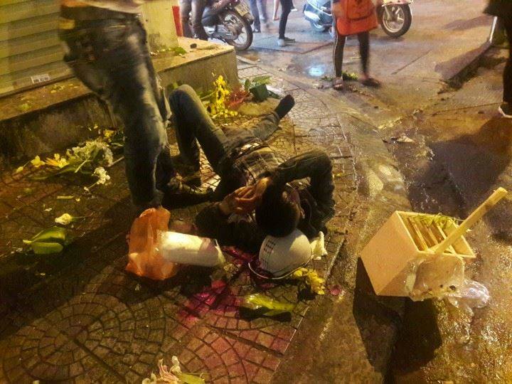 người bị thương nằm la liệt trên vỉa hè