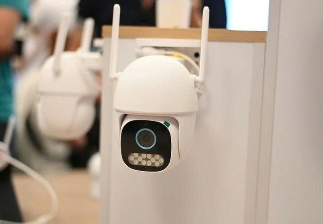 camera-1782135627.jpg