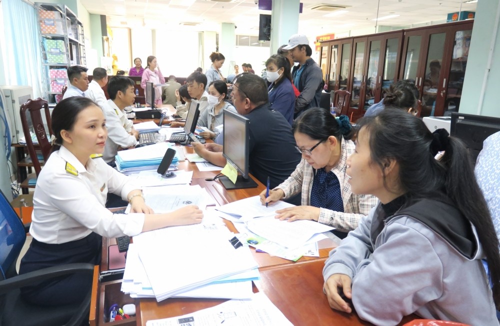 quoc-hoi-thong-qua-chinh-sach-giam-30-thue-thu-nhap-120260825090621-1793360503239586635297-1793364179.jpg