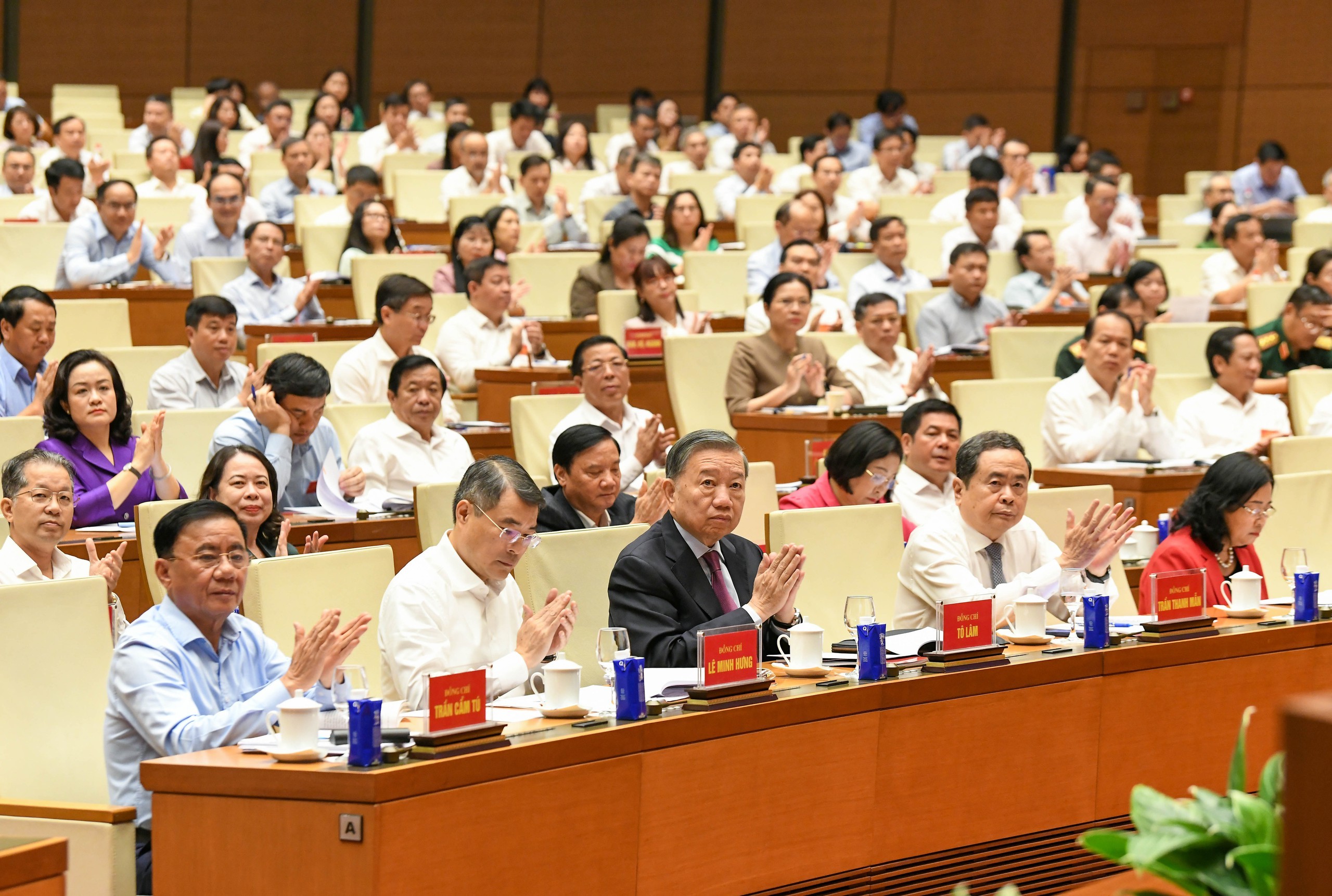 tong-bi-thu-to-lam-lanh-dao-dang-nha-nuoc-va-cac-dai-bieu-du-hoi-nghi-178115986564268193129-1781166393.jpg