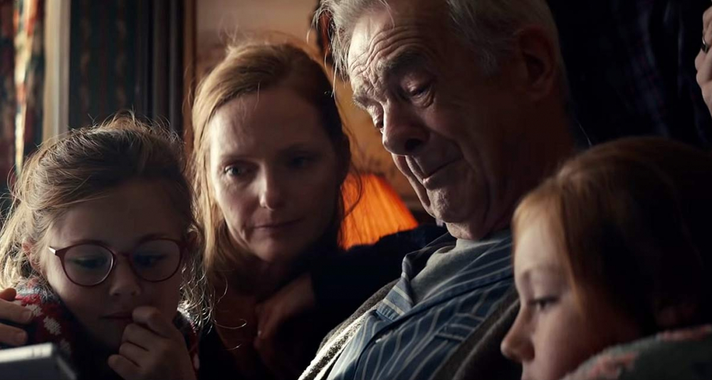 Tình cảm gia đình ấm áp trong video của Apple 