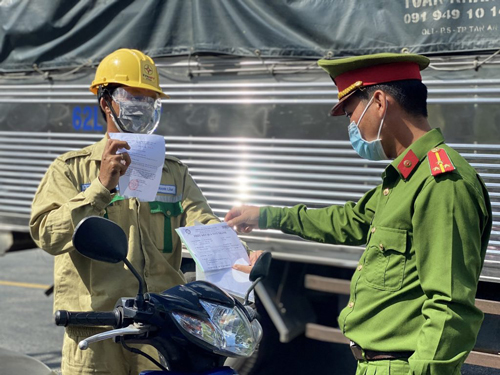 Lực lượng chức năng kiểm tra chứng nhận tiêm vắc-xin Covid-19 tại Long An. 