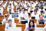 Đại biểu đề xuất bố trí điểm dừng cho shipper giao hàng, người đi xe máy gọi điện thoại