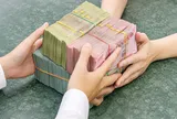 Bên nhận đầu tư ghi nhận nghĩa vụ phải trả cổ tức cho cổ đông vào ngày nào?
