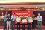 Đảng bộ Trung ương Hội Luật gia Việt Nam trao tặng Huy hiệu Đảng cho các đảng viên