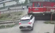 Từ ngày 15/5/2026, ô tô vượt rào chắn đường sắt có thể bị phạt đến 20 triệu đồng