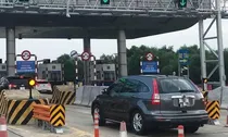 Lùi xe tại trạm thu phí trên cao tốc để xử lý sự cố có bị phạt nguội không?