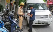 Vi phạm quy định đón, trả khách, xe hợp đồng có thể bị thu hồi giấy phép