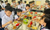 Nhà trường thu tiền và tự nấu ăn phục vụ học sinh bán trú, hạch toán thuế GTGT thế nào?
