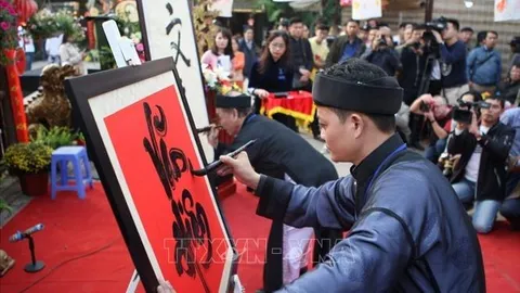 Tết Việt truyền thống thích ứng với tình hình mới