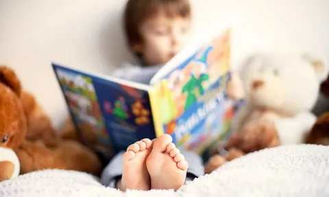 Bắt trẻ đọc sách, người lớn xem điện thoại